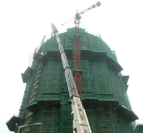 金凤吊车在工地上作业